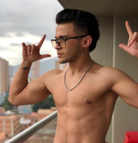 Naakte gelekte OnlyFans-foto van Alex Flores