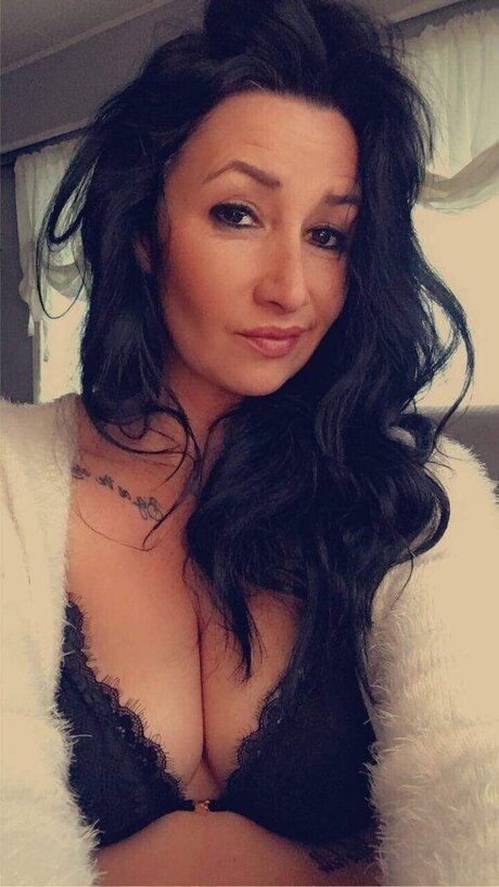 Naakte gelekte OnlyFans-foto van Demi Shay