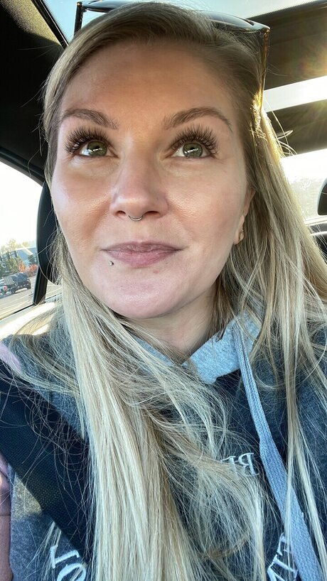Naakte gelekte OnlyFans-foto van Lovebug