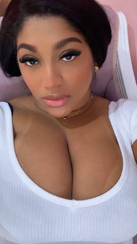 Naakte gelekte OnlyFans-foto van Jenifer Johana