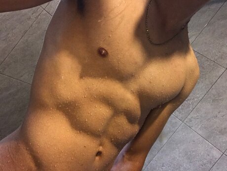 Naakte gelekte OnlyFans-foto van Seuz