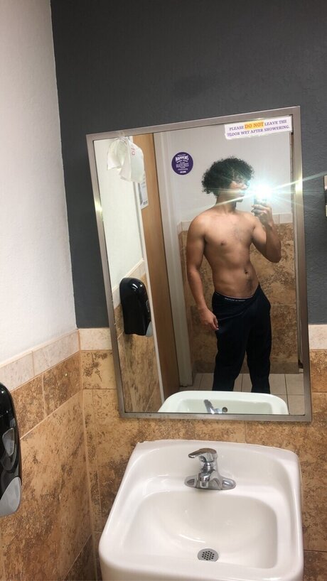 Naakte gelekte OnlyFans-foto van Noname