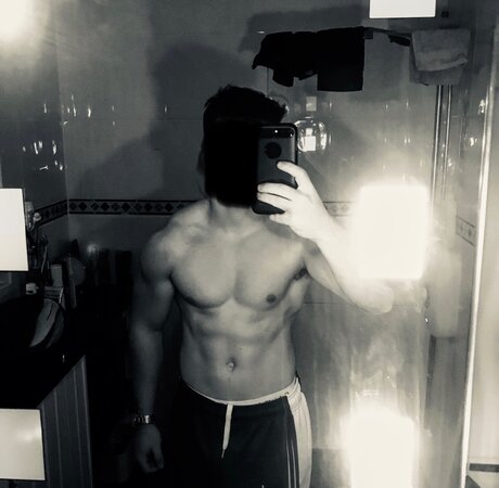 Naakte gelekte OnlyFans-foto van Mysterycox