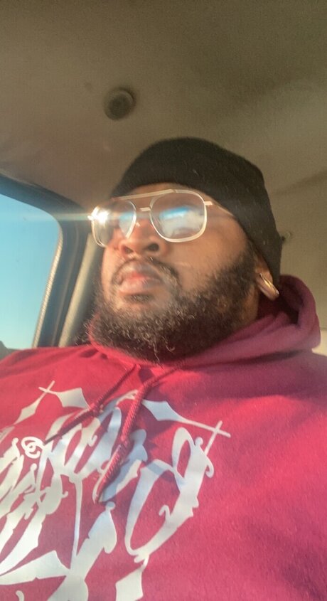 Naakte gelekte OnlyFans-foto van Bearded Fatboi