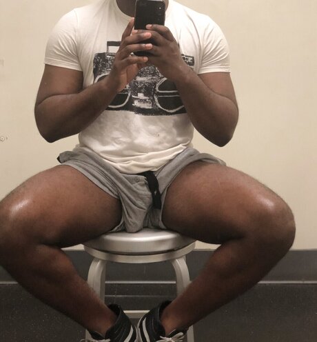 Naakte gelekte OnlyFans-foto van Brownstallion