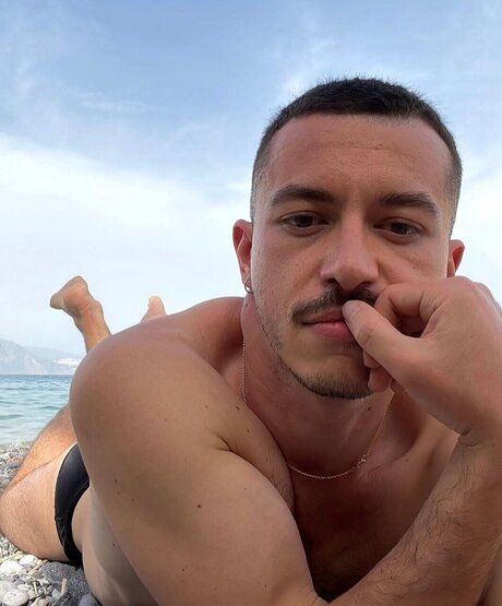 Naakte gelekte OnlyFans-foto van Athineos