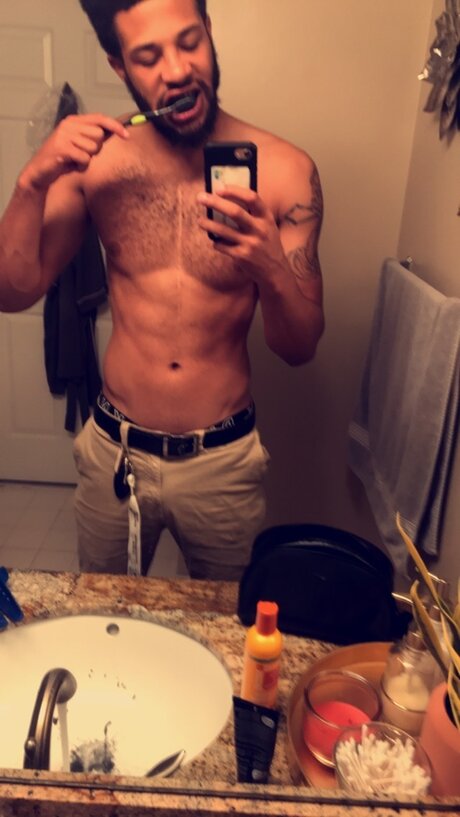Naakte gelekte OnlyFans-foto van  Shhh