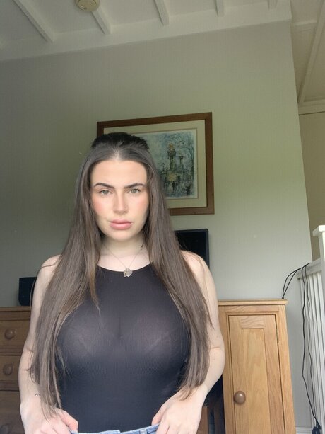 Naakte gelekte OnlyFans-foto van Emily