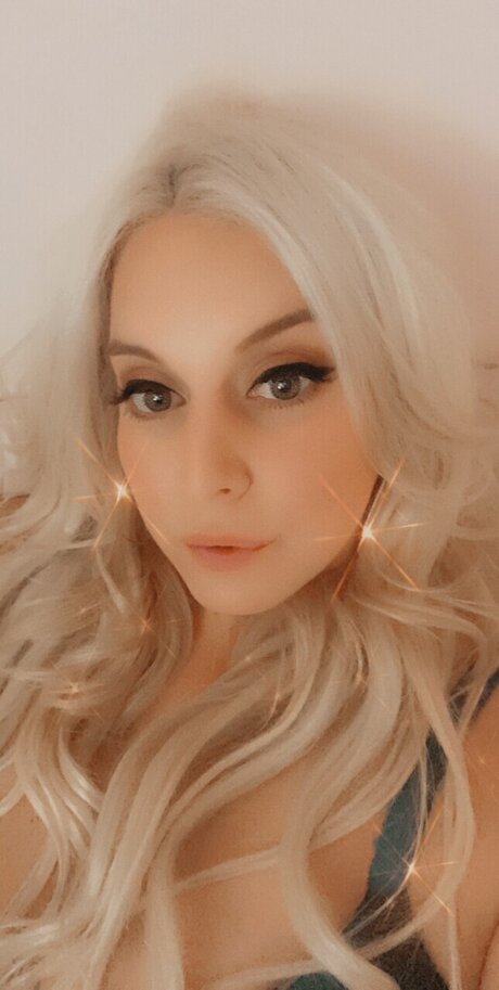 Naakte gelekte OnlyFans-foto van Jadore