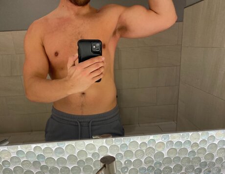 Naakte gelekte OnlyFans-foto van Thirdlegger