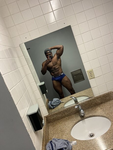 Naakte gelekte OnlyFans-foto van Mbeast