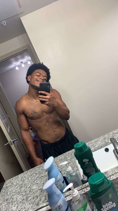 Naakte gelekte OnlyFans-foto van Daddyd
