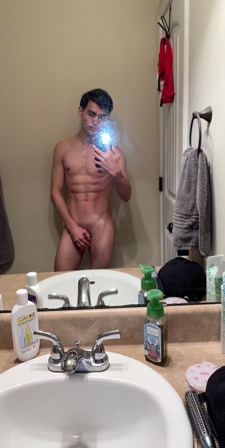 Naakte gelekte OnlyFans-foto van Cool Guy