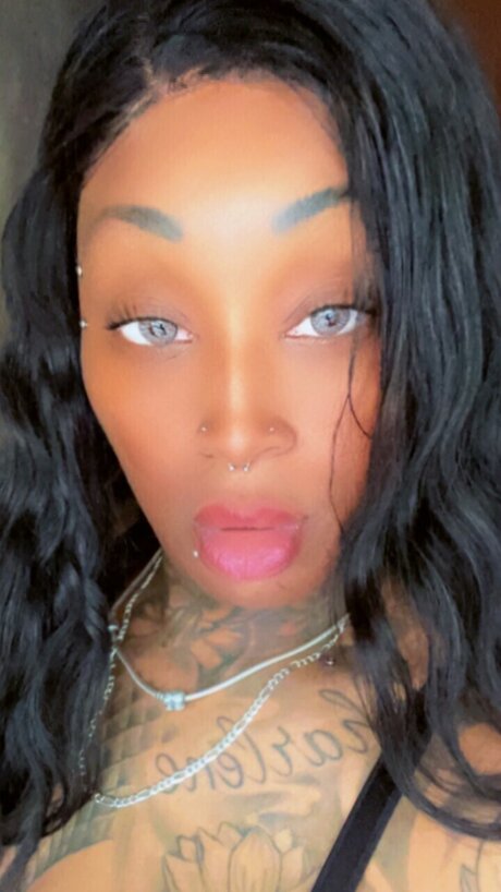 Naakte gelekte OnlyFans-foto van Krystletattz