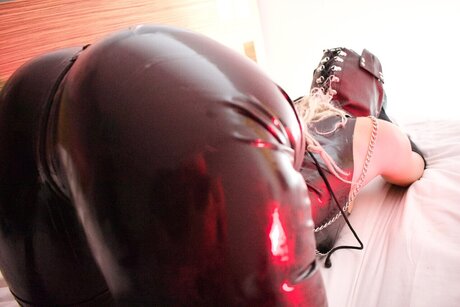 Naakte gelekte OnlyFans-foto van Opulent Restraint