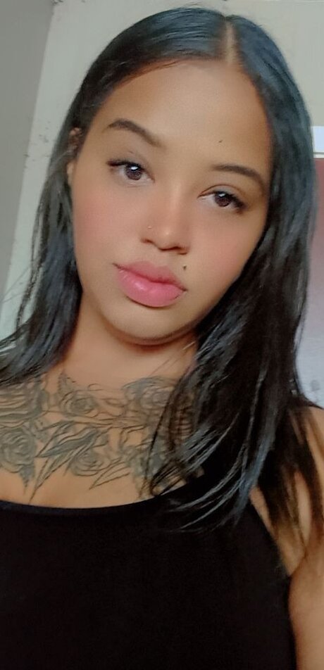 Naakte gelekte OnlyFans-foto van Dezzyy