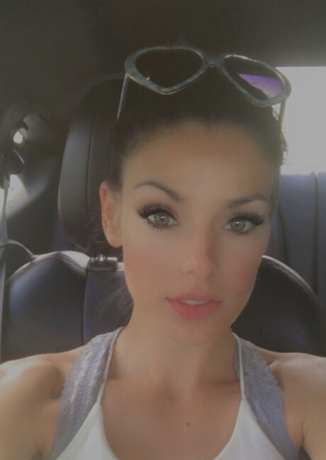 Naakte gelekte OnlyFans-foto van Falyn