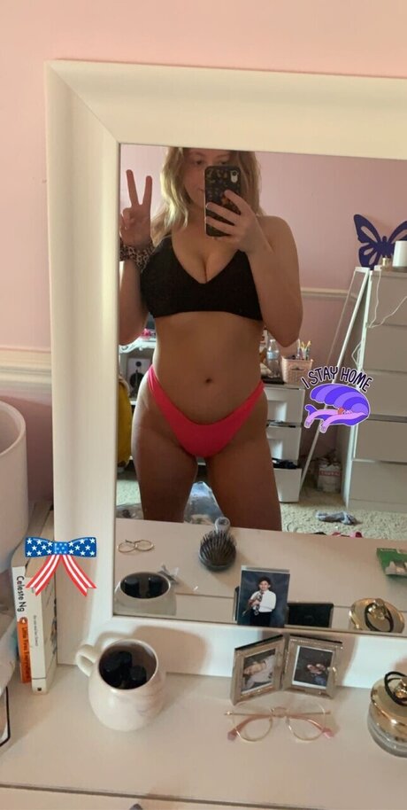 Naakte gelekte OnlyFans-foto van Butterfly Babe