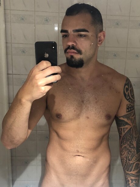 Naakte gelekte OnlyFans-foto van Mohamed