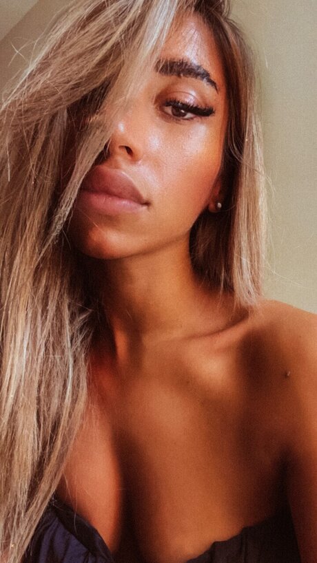 Naakte gelekte OnlyFans-foto van Noora