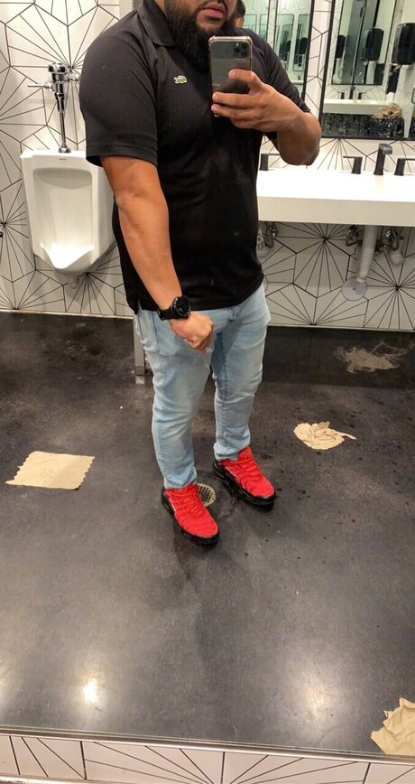Naakte gelekte OnlyFans-foto van Omar