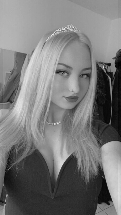 Naakte gelekte OnlyFans-foto van Kathi