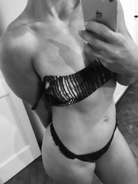 Naakte gelekte OnlyFans-foto van Almendra Voco