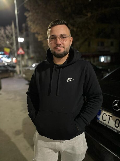 Naakte gelekte OnlyFans-foto van Florin Mangescu