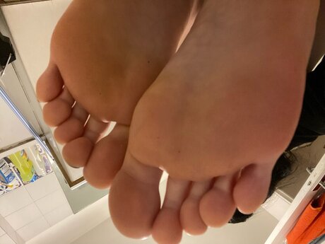 Naakte gelekte OnlyFans-foto van Marias Feet Pics 