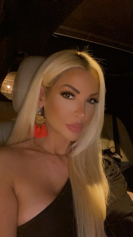 Blondbmbshel
