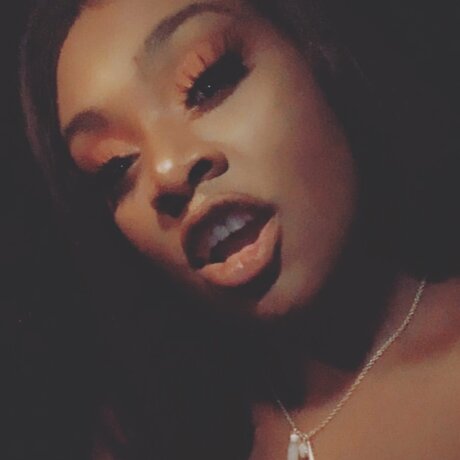 Naakte gelekte OnlyFans-foto van Autumn Night