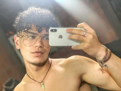 Naakte gelekte OnlyFans-foto van Maycol