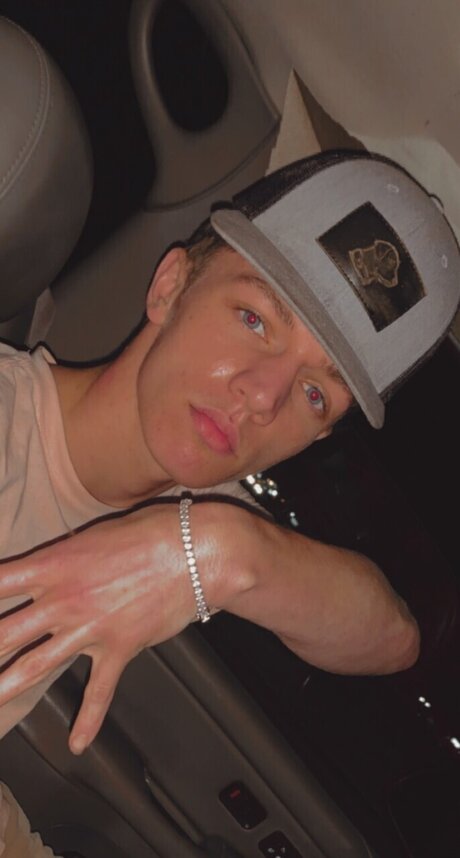 Naakte gelekte OnlyFans-foto van Justin Alexander