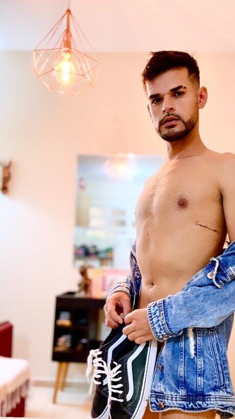 Naakte gelekte OnlyFans-foto van Adriano Rocha