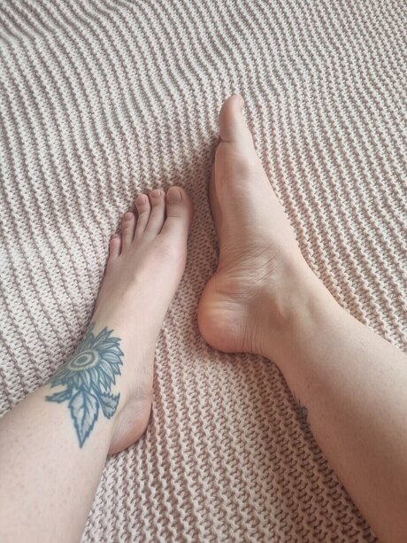 Naakte gelekte OnlyFans-foto van Feet Pixie