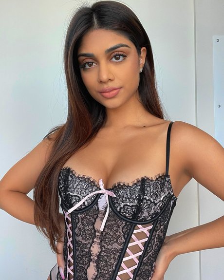Naakte gelekte OnlyFans-foto van Priya Ares