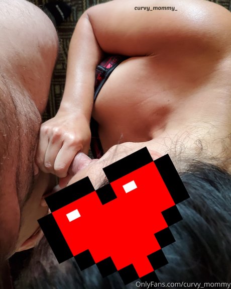 Naakte gelekte OnlyFans-foto van Curvy Mommy