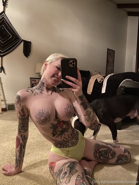 Naakte gelekte OnlyFans-foto van Embodoe