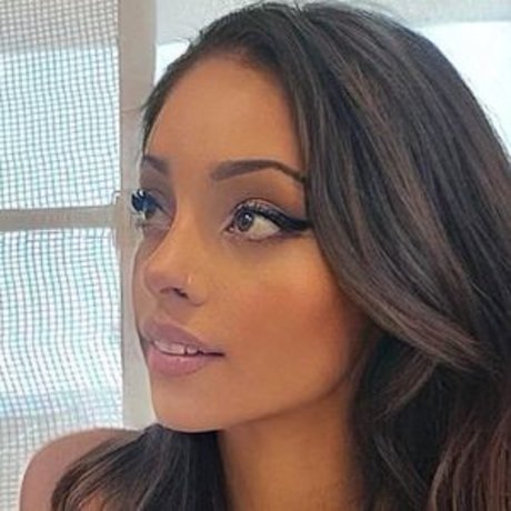 Naakte gelekte OnlyFans-foto van Angel Rhodes