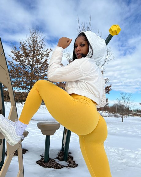 Naakte gelekte OnlyFans-foto van Saleema Mansur