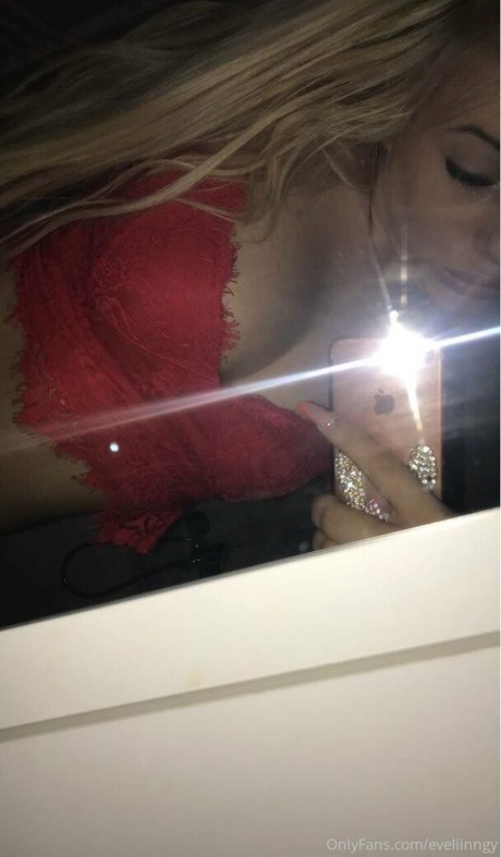 Naakte gelekte OnlyFans-foto van Eveliinngy