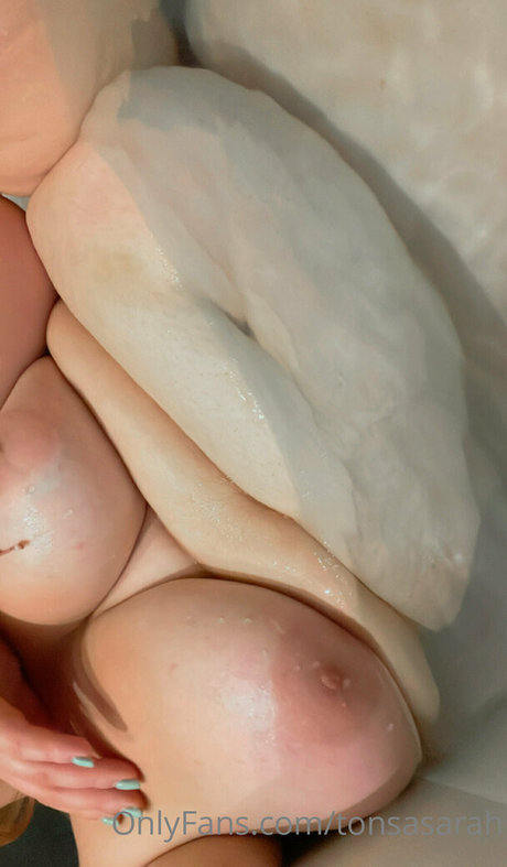 Naakte gelekte OnlyFans-foto van Tonsasarah