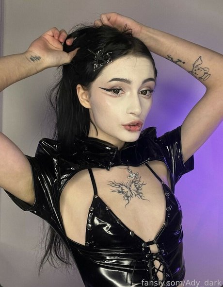 Naakte gelekte OnlyFans-foto van Ady Dark