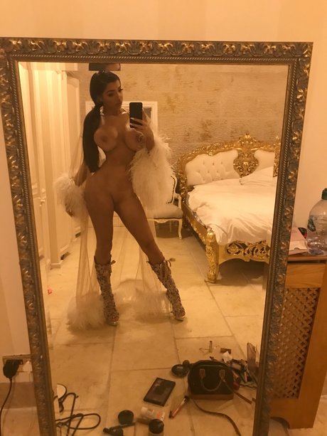 Naakte gelekte OnlyFans-foto van Chloe Khan