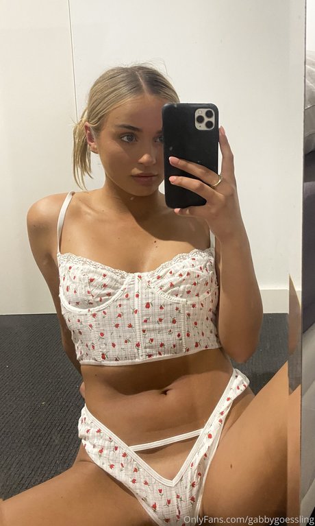 Naakte gelekte OnlyFans-foto van Gabby Goessling