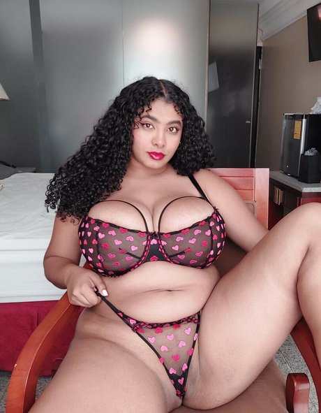 Naakte gelekte OnlyFans-foto van Karla Turner