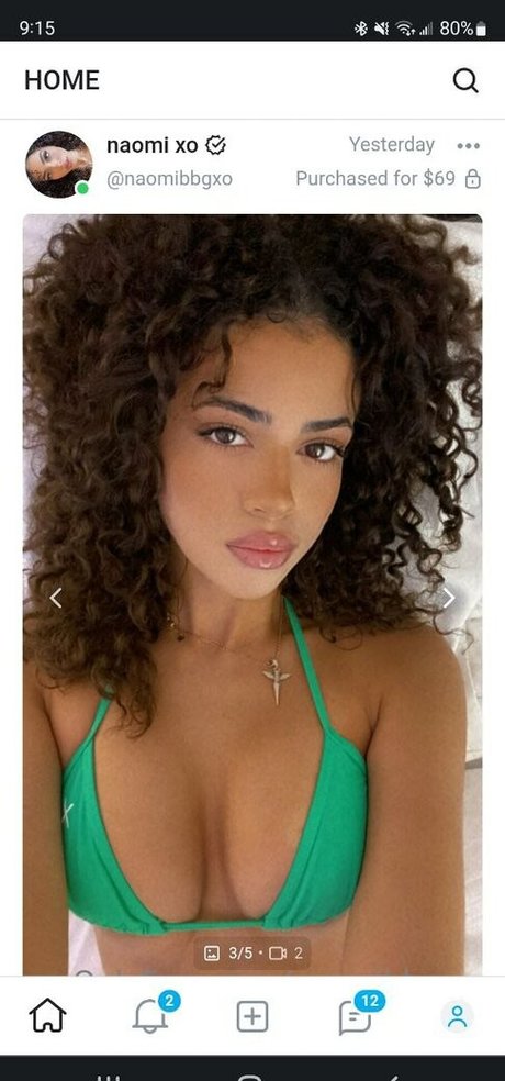Naakte gelekte OnlyFans-foto van Naomi Rogers