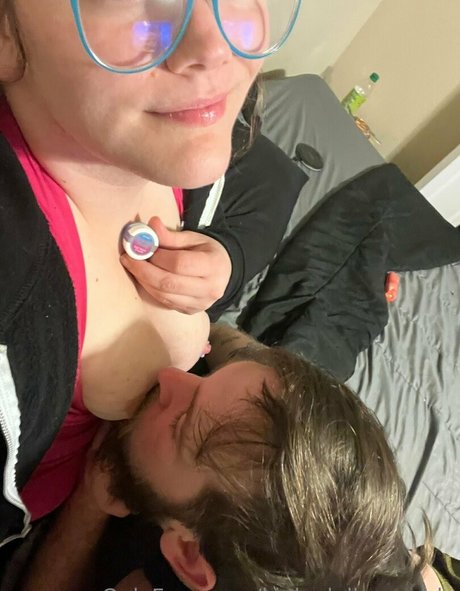 Naakte gelekte OnlyFans-foto van Kinkydallascouple