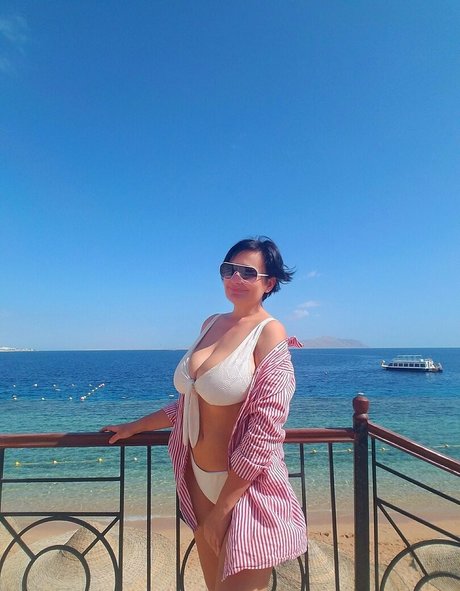 Naakte gelekte OnlyFans-foto van Girlwithhugecleavage