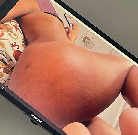 Naakte gelekte OnlyFans-foto van Imalison